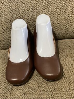 Array Women's Brown Round-Toe Low Heel Pumps